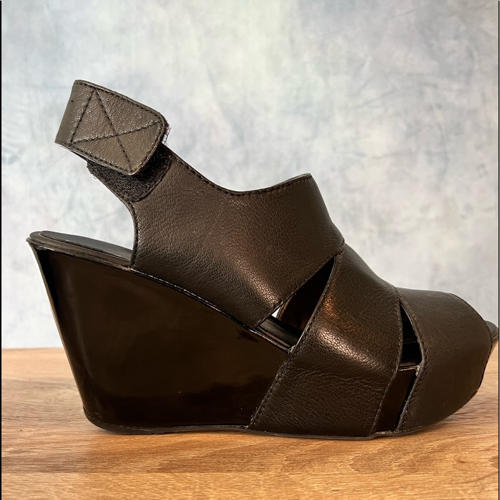 Kenneth Cole Reaction black strapped sandle